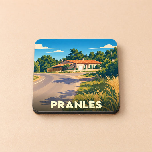 Dessous de verre souvenir de la ville de Pranles avec une illustration stylisée d'un paysage provençal.