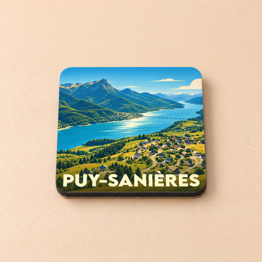 Dessous de verre souvenir de la ville de Puy-Sanières avec une illustration stylisée d'un paysage de montagne et de lac.