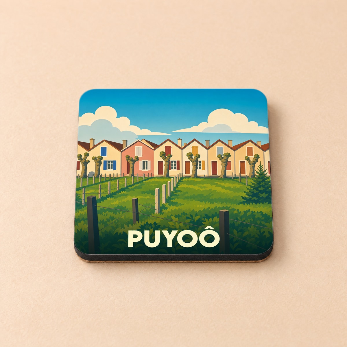 Dessous de verre souvenir de la ville de Puyoô avec une illustration stylisée de maisons colorées et de vignes.