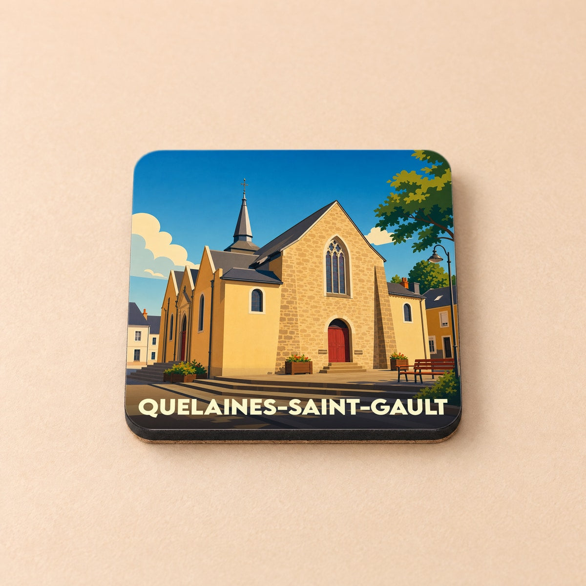 Dessous de verre souvenir de la ville de Quelaines-Saint-Gault avec une illustration stylisée de son église.