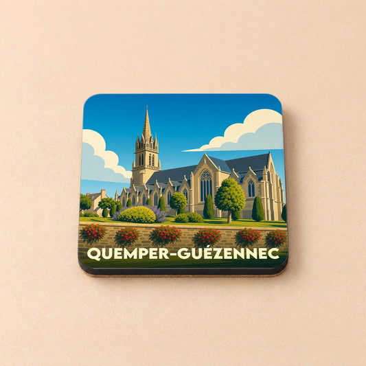 Dessous de verre souvenir de la ville de Quemper-Guézennec avec une illustration stylisée de son église.