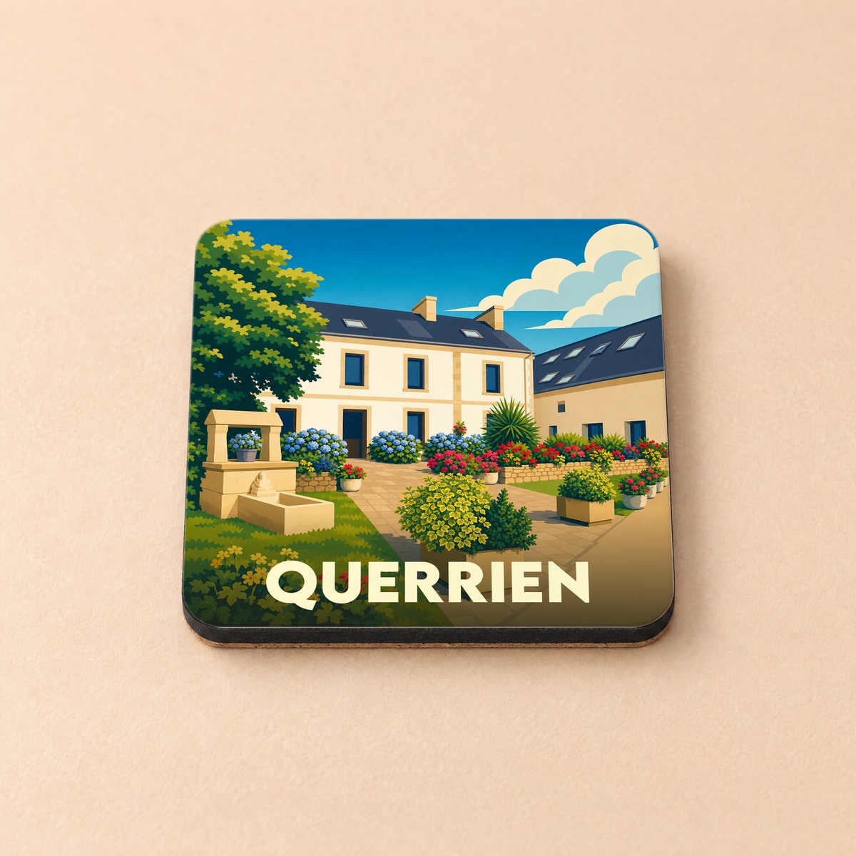 Dessous de verre souvenir de la ville de Querrien avec une illustration colorée de bâtiments en pierre et d'un jardin fleuri.