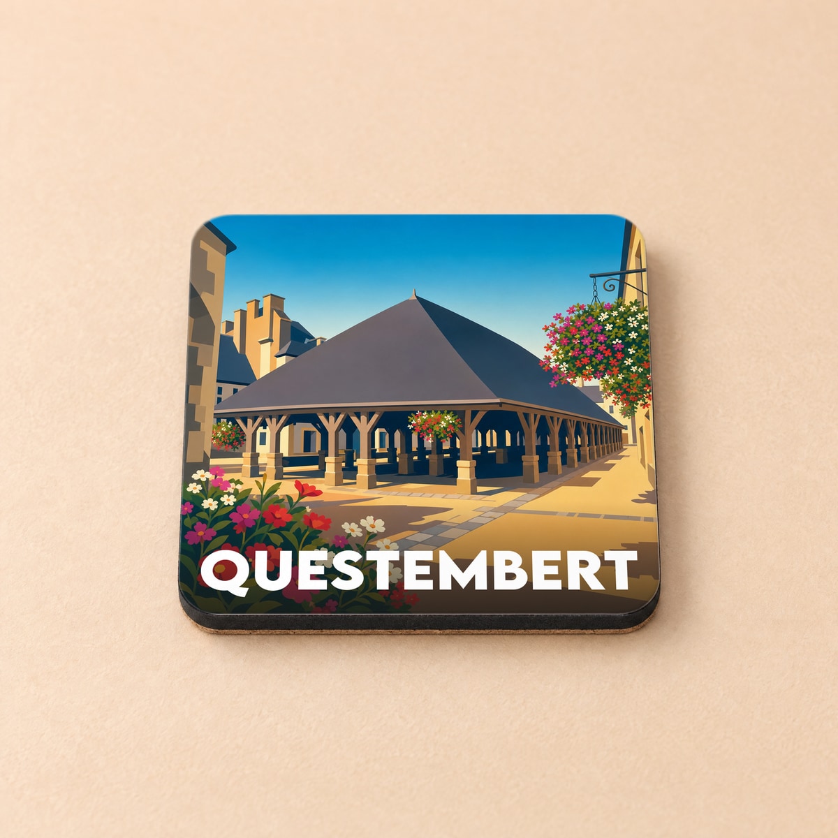 Dessous de verre souvenir de la ville de Questembert avec une illustration stylisée de ses halles historiques.