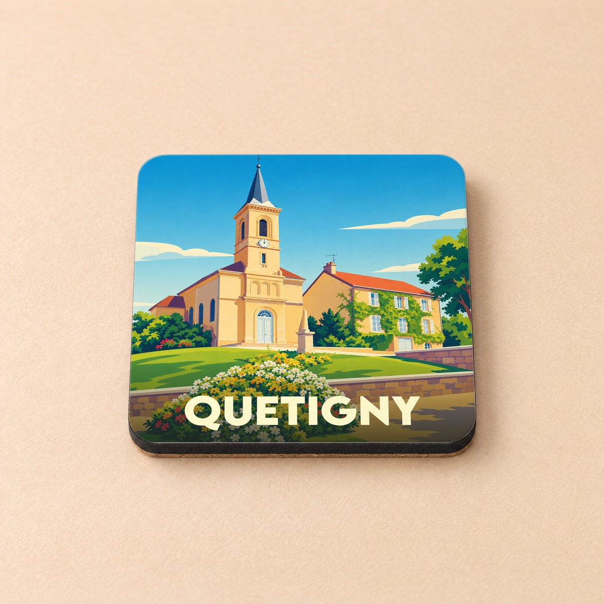 Dessous de verre souvenir de la ville de Quetigny avec une illustration stylisée d'une église et d'une maison sous un ciel bleu.
