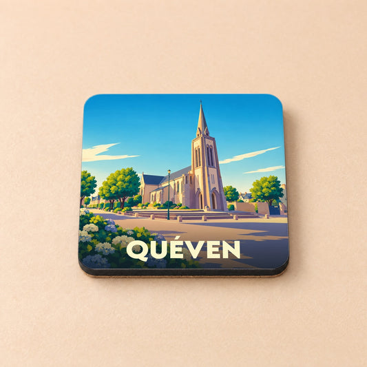 Dessous de verre souvenir de la ville de Quéven avec une illustration stylisée de son église sous un ciel bleu.