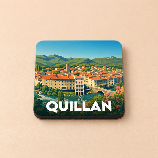 Dessous de verre souvenir de la ville de Quillan avec une illustration stylisée.