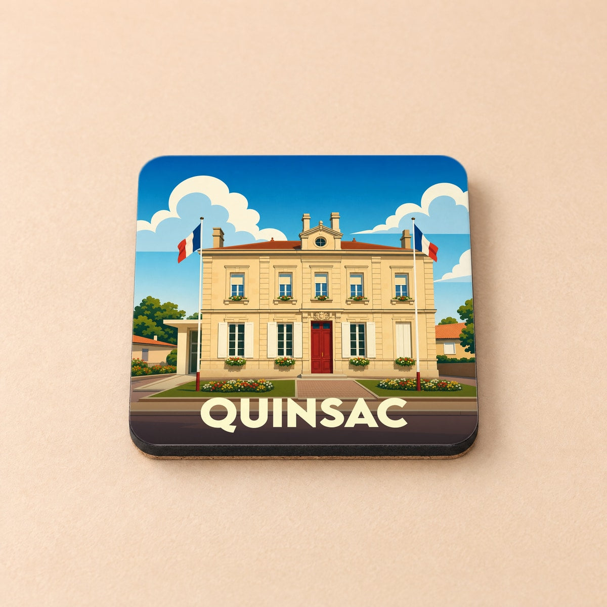 Dessous de verre souvenir de la ville de Quinsac orné d'une illustration stylisée de la mairie sous un ciel bleu.