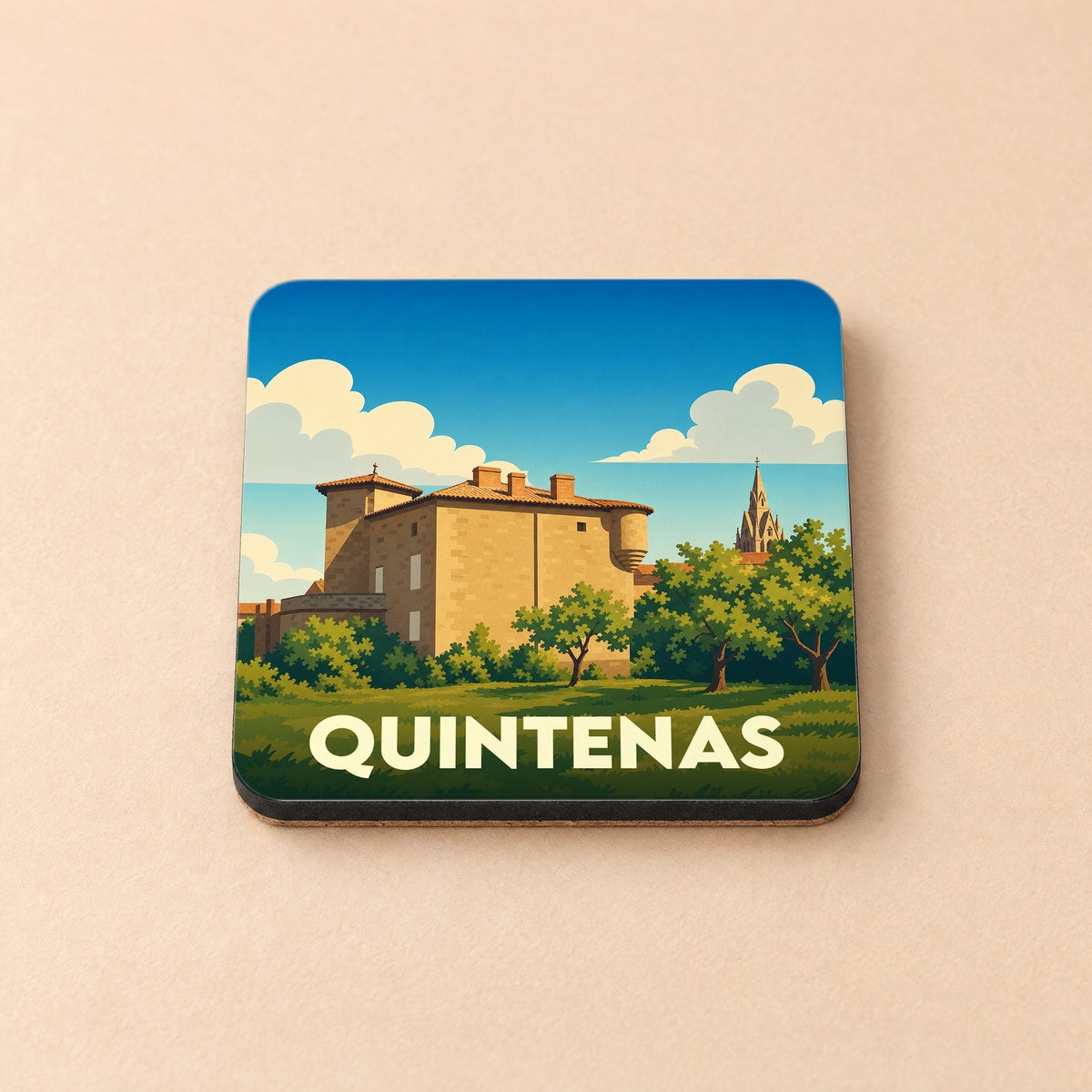 Dessous de verre souvenir de la ville de Quintenas avec une illustration stylisée d'un château et d'une église sous un ciel azur.