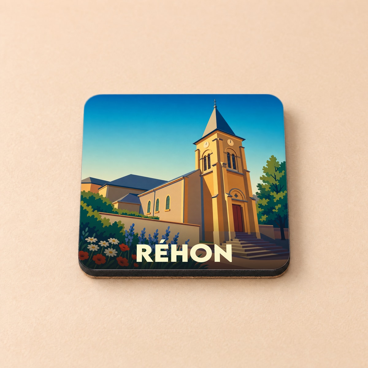 Dessous de verre souvenir de la ville de Réhon avec une illustration stylisée de son église.