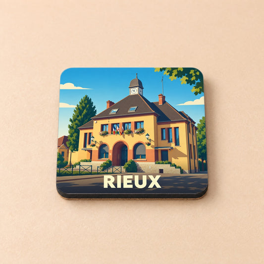 Dessous de verre souvenir de la ville de Rieux avec une illustration stylisée de sa mairie.