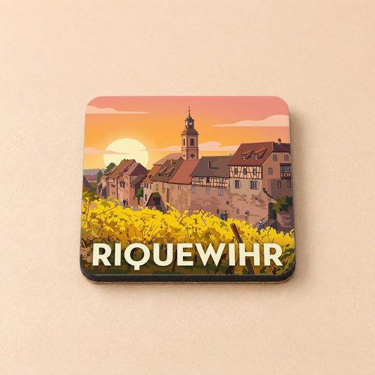 Dessous de verre souvenir de la ville de Riquewihr illustrant ses maisons à colombages et ses vignobles au coucher du soleil.