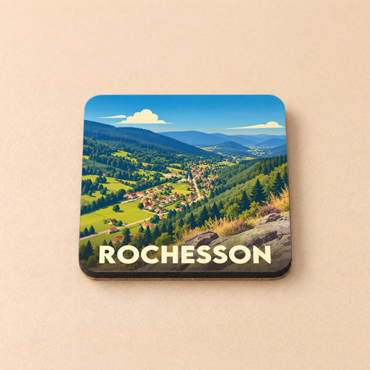 Dessous de verre souvenir de la ville de Rochesson avec une illustration stylisée de sa vallée verdoyante.