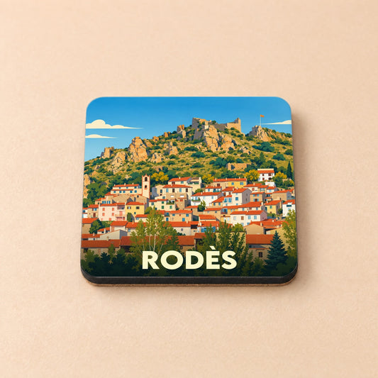 Dessous de verre souvenir de la ville de Rodès avec une illustration stylisée d'un village méditerranéen au pied d'une colline rocheuse.