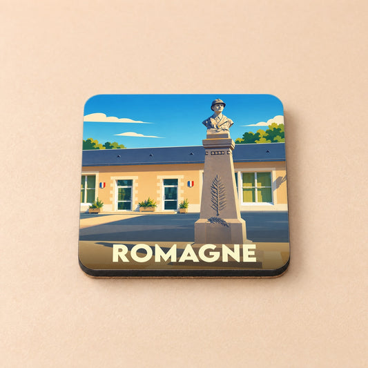Dessous de verre souvenir de la ville de Romagne illustré par un monument commémoratif stylisé devant un bâtiment municipal.