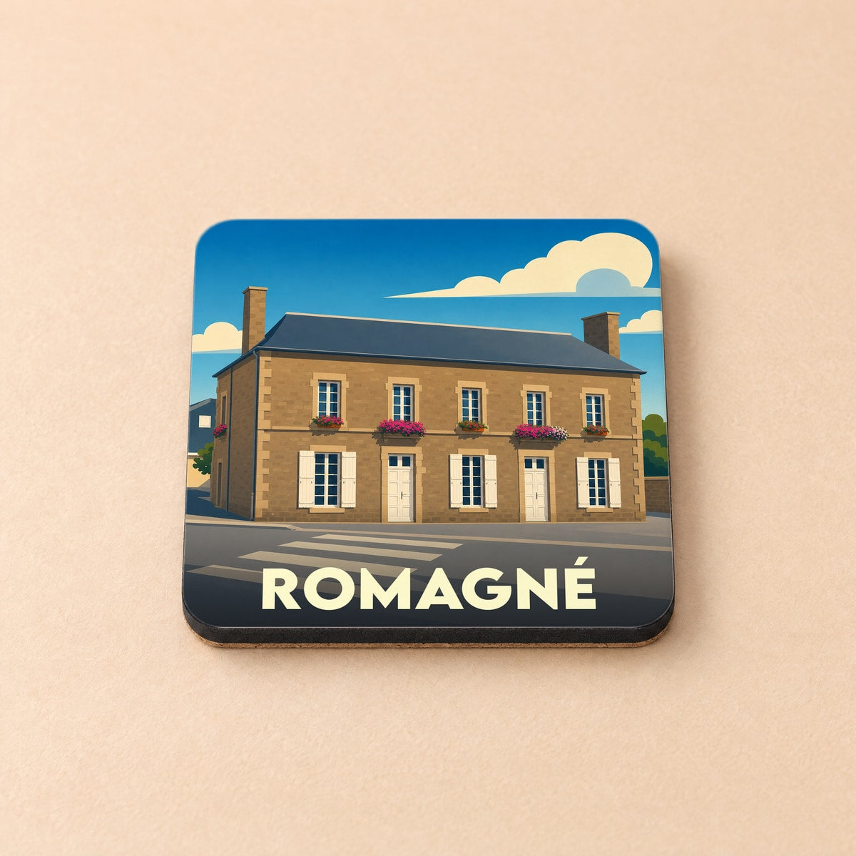 Dessous de verre souvenir de la ville de Romagné avec une illustration stylisée d'une bâtisse en pierre.