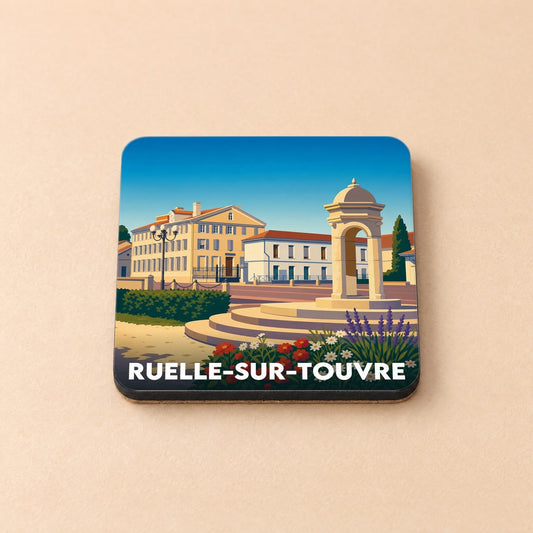 Dessous de verre souvenir de la ville de Ruelle-sur-Touvre avec une illustration stylisée de sa place principale.