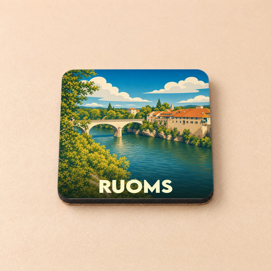 Dessous de verre souvenir de la ville de Ruoms avec une illustration stylisée d'un pont et de la rivière.