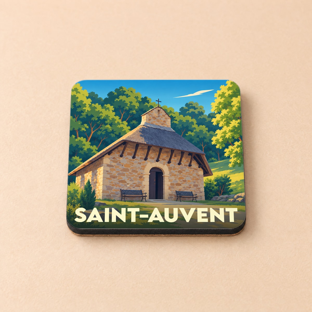 Dessous de verre souvenir de la ville de Saint-Auvent avec une illustration stylisée d'une petite chapelle en pierre.