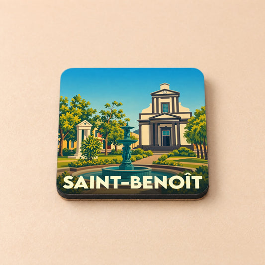 Dessous de verre souvenir de la ville de Saint-Benoît avec une illustration stylisée d'une église et d'une fontaine.