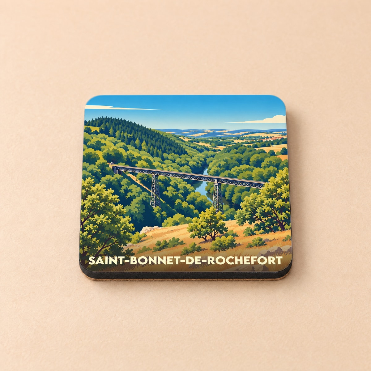 Dessous de verre souvenir de la ville de Saint-Bonnet-de-Rochefort avec une illustration stylisée de son viaduc.