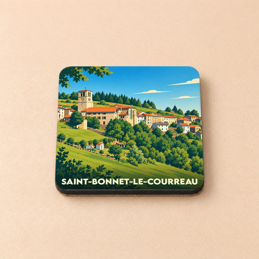 Dessous de verre souvenir de la ville de Saint-Bonnet-le-Courreau avec une illustration stylisée d'un village de montagne.