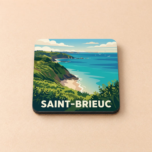 Dessous de verre souvenir de la ville de Saint-Brieuc avec une illustration stylisée du littoral breton.