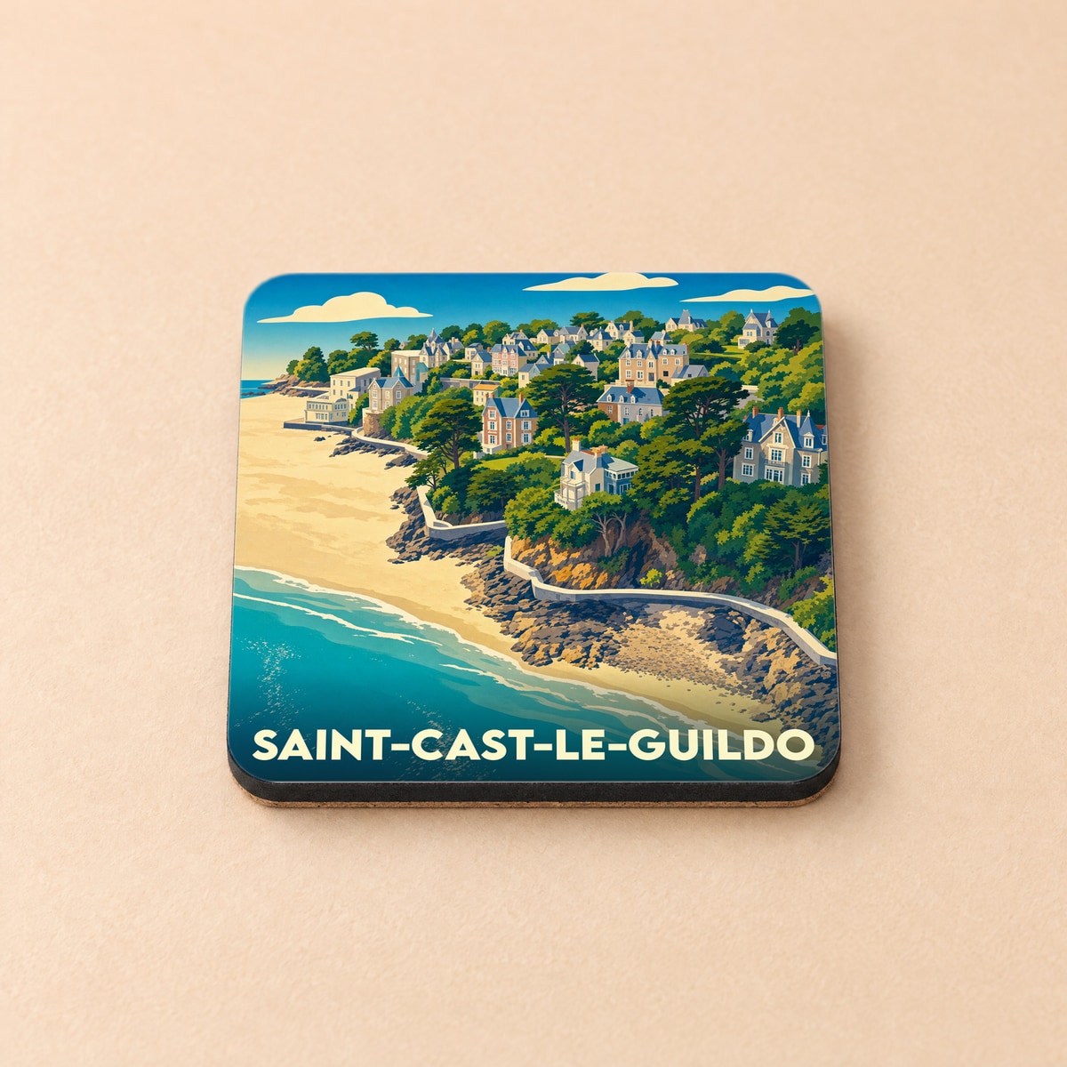 Dessous de verre souvenir de la ville de Saint-Cast-le-Guildo avec une illustration stylisée de son littoral.