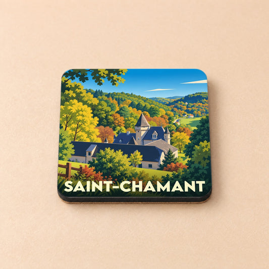 Dessous de verre souvenir de la ville de Saint-Chamant avec une illustration stylisée d'un château au cœur d'un paysage vallonné.