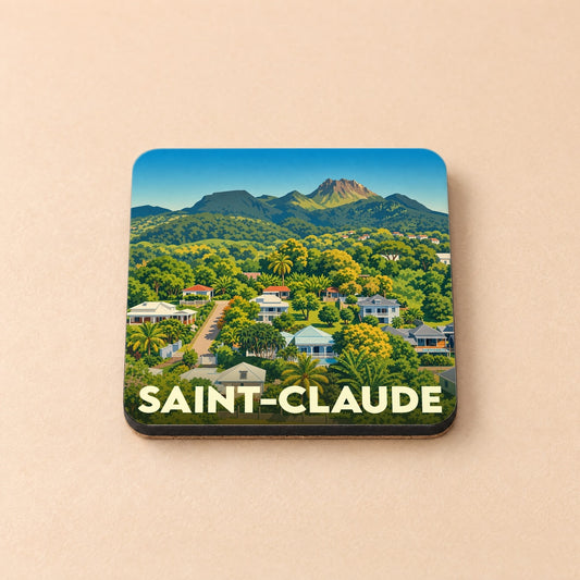 Dessous de verre souvenir de la ville de Saint-Claude illustré d'un paysage montagneux et verdoyant.
