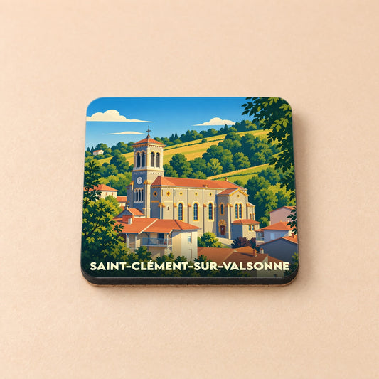 Dessous de verre souvenir de la ville de Saint-Clément-sur-Valsonne avec une illustration stylisée d'une église au cœur d'un paysage vallonné.