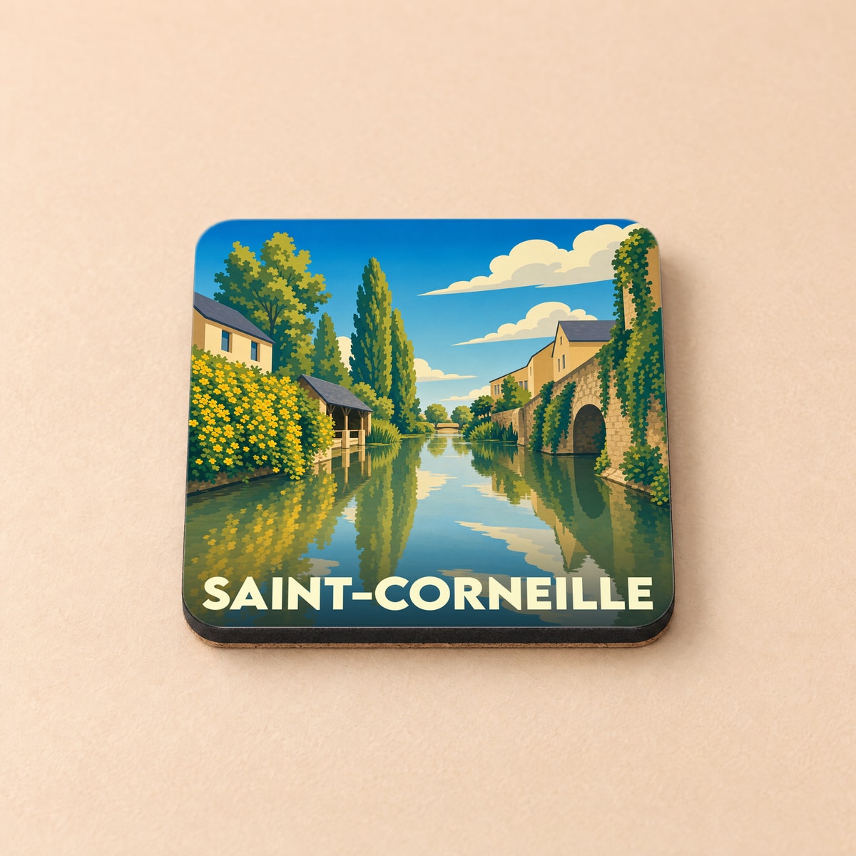 Dessous de verre souvenir de la ville de Saint-Corneille avec une illustration stylisée d'un canal bordé de maisons.