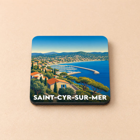 Dessous de verre souvenir de Saint-Cyr-sur-Mer avec une illustration stylisée de son port et de son littoral.