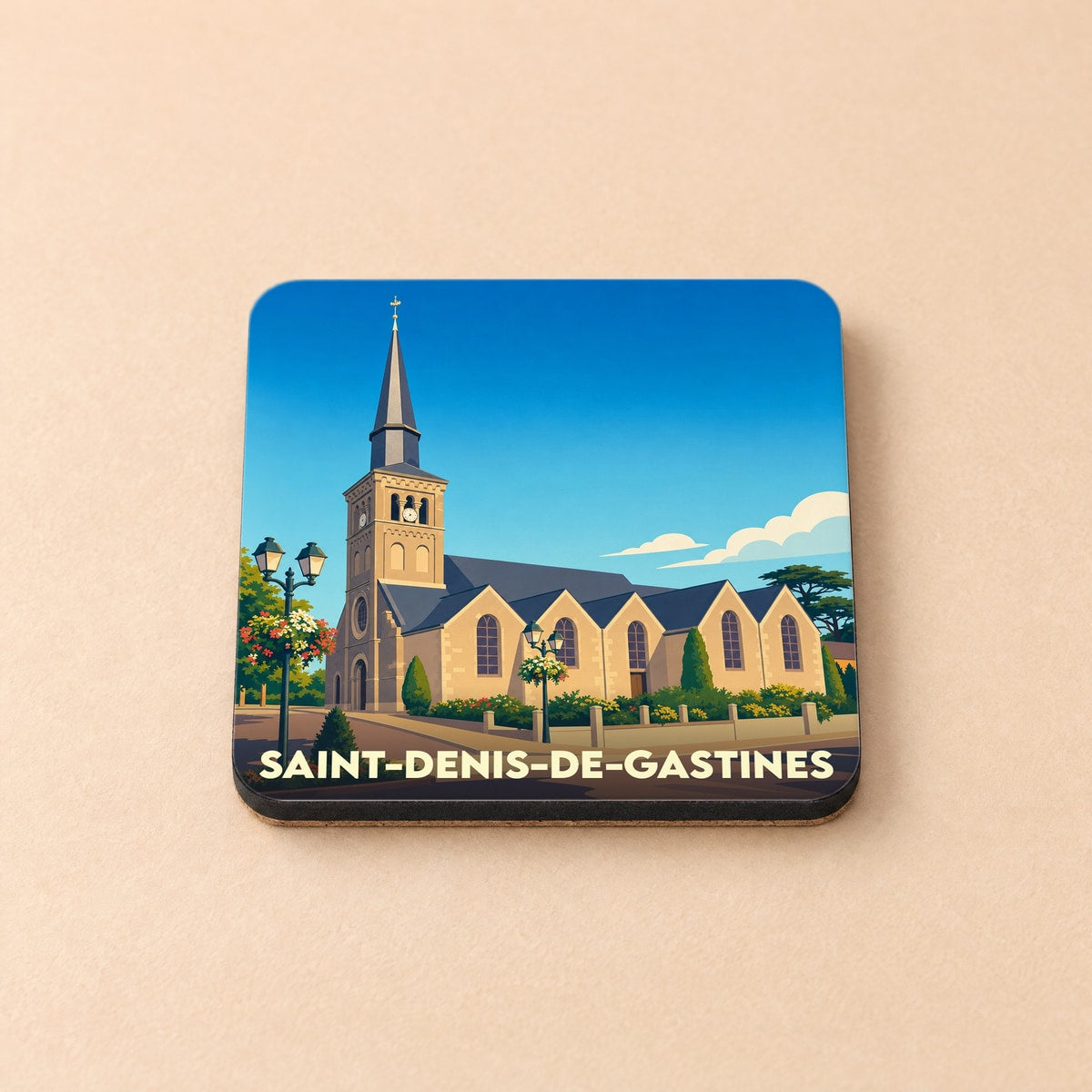 Dessous de verre souvenir de la ville de Saint-Denis-de-Gastines avec une illustration stylisée de son église.