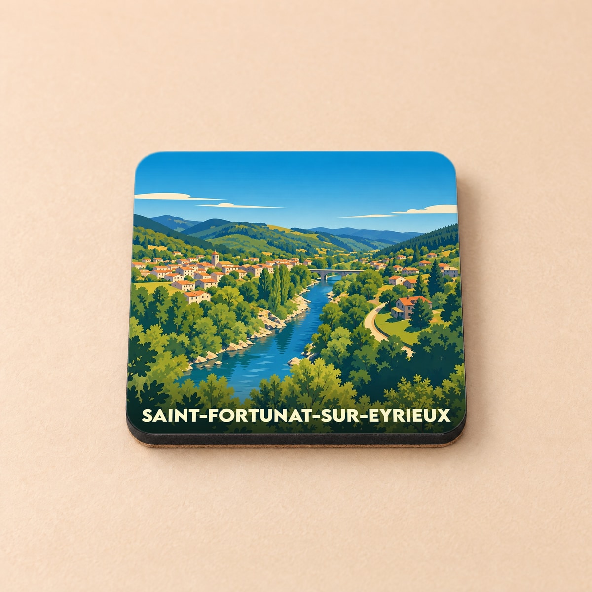 Dessous de verre souvenir de la ville de Saint-Fortunat-sur-Eyrieux avec une illustration stylisée d'un paysage de vallée.