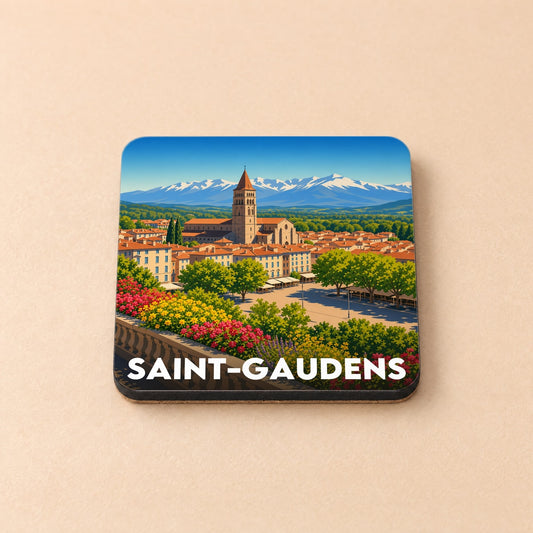 Dessous de verre souvenir de la ville de Saint-Gaudens avec une illustration colorée et stylisée de ses monuments face aux Pyrénées.