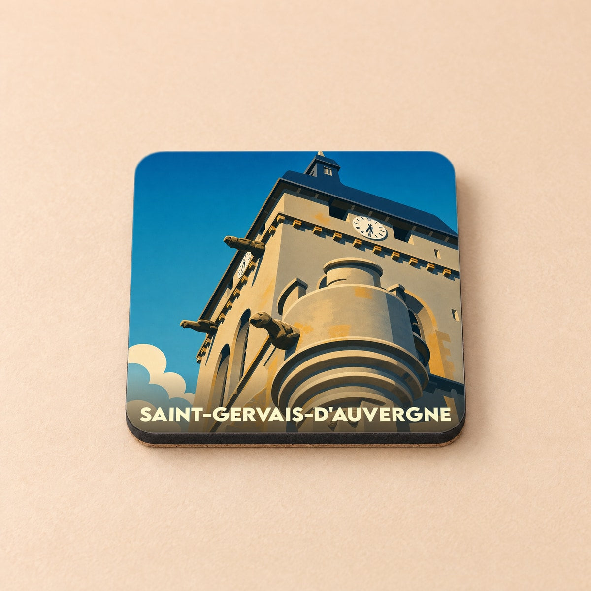 Dessous de verre souvenir de Saint-Gervais-d'Auvergne illustrant le clocher de son église dans un style graphique épuré.