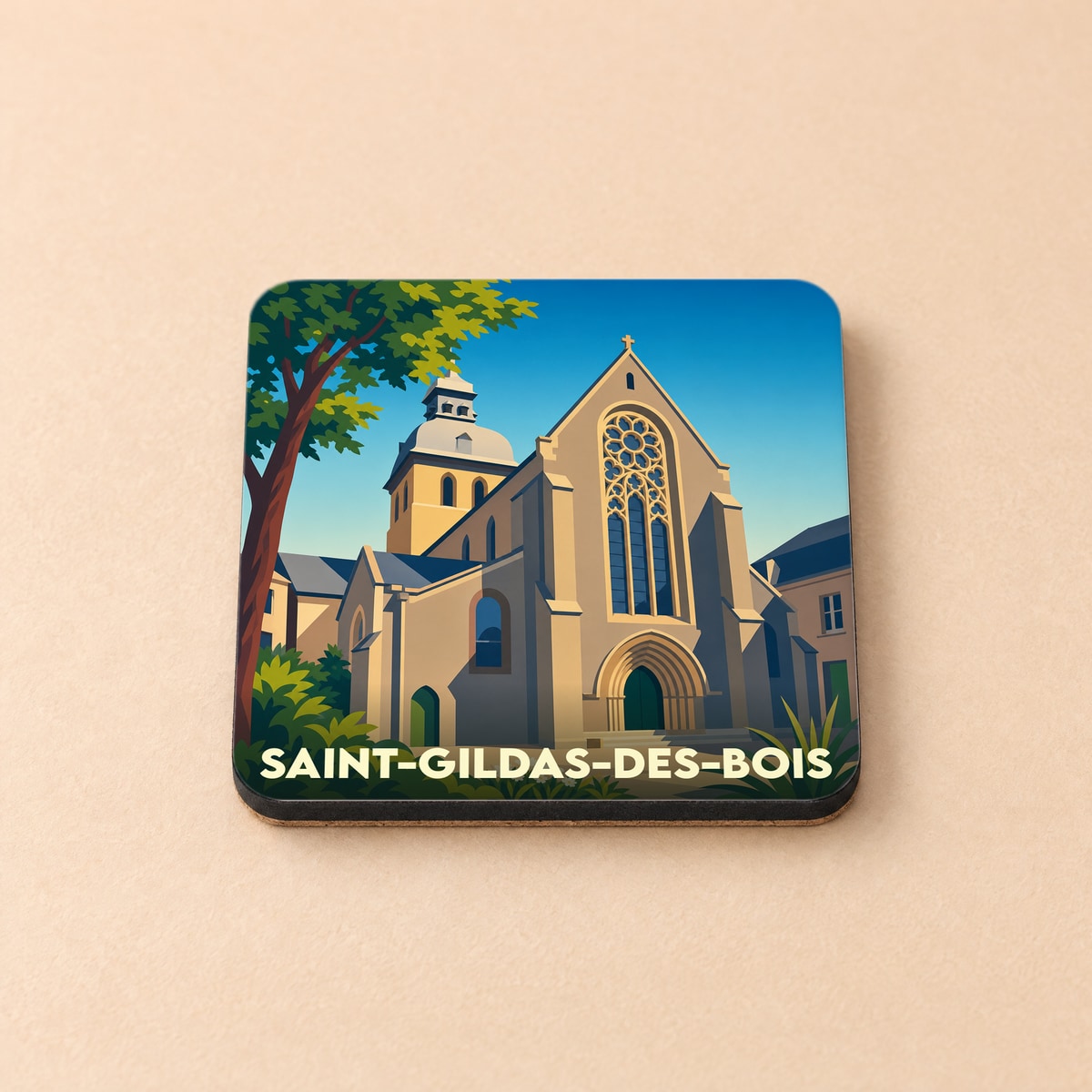 Dessous de verre souvenir de la ville de Saint-Gildas-des-Bois avec une illustration stylisée de son église.
