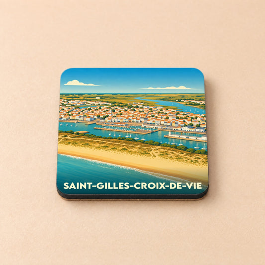 Dessous de verre souvenir de Saint-Gilles-Croix-de-Vie avec une illustration stylisée vue du ciel de la ville et de son port.