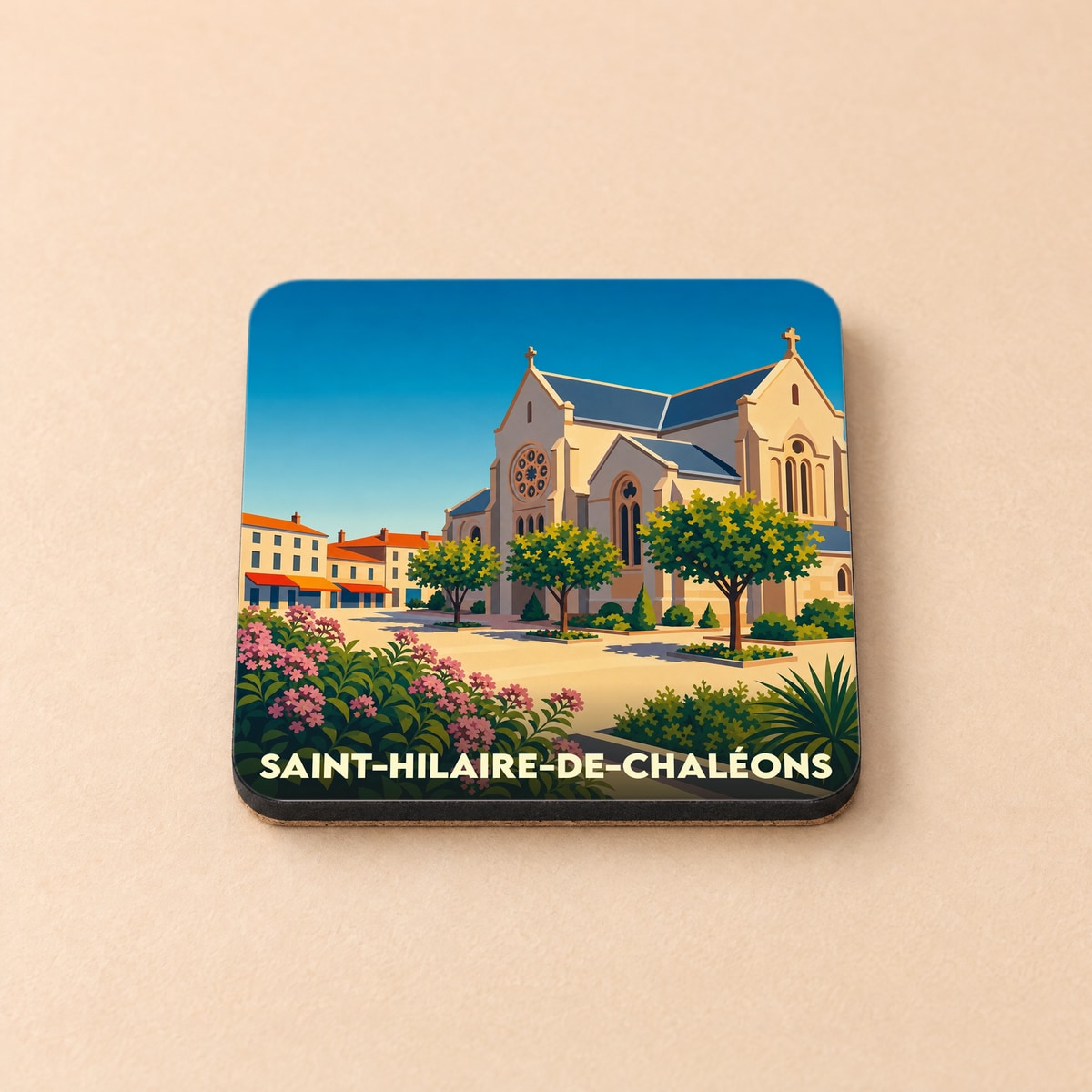 Dessous de verre souvenir de la ville de Saint-Hilaire-de-Chaléons avec une illustration stylisée de son église.