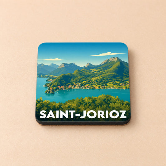 Dessous de verre souvenir de la ville de Saint-Jorioz avec une illustration stylisée du lac et des montagnes.