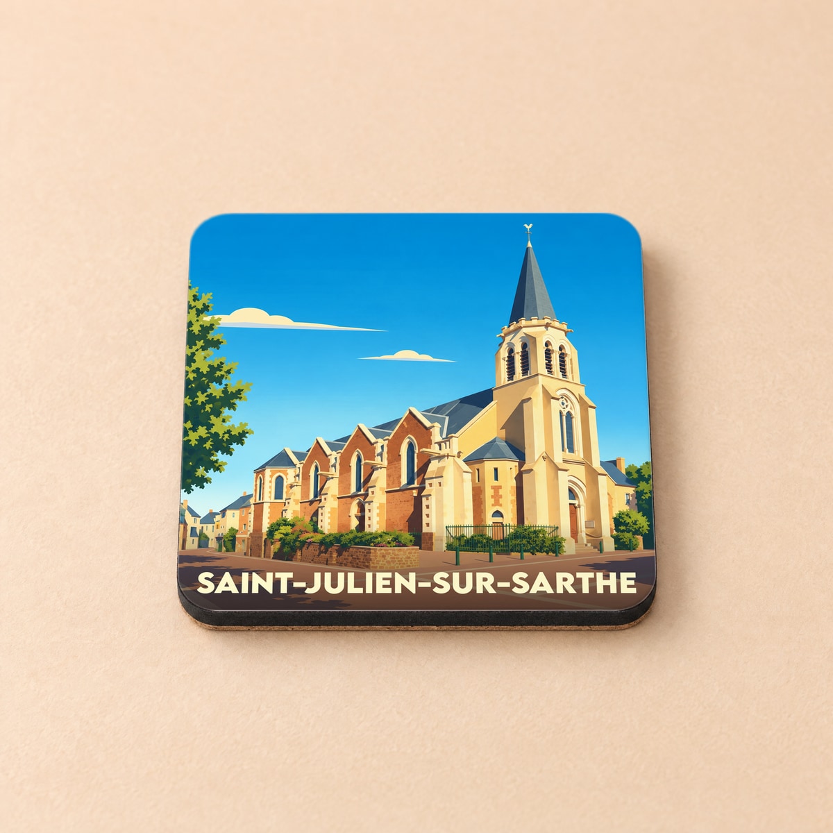 Dessous de verre souvenir de la ville de Saint-Julien-sur-Sarthe avec une illustration stylisée de son église.