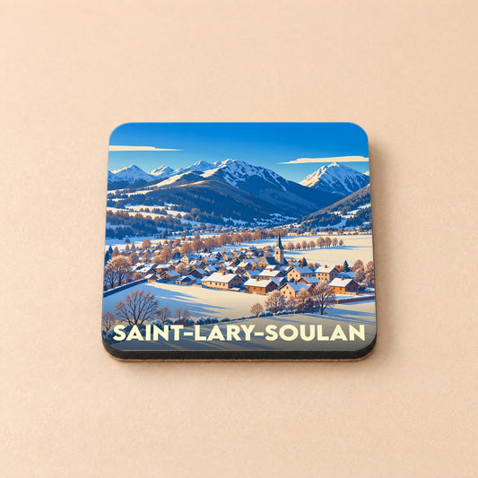 Dessous de verre souvenir de Saint-Lary-Soulan illustré d'un paysage montagneux enneigé.
