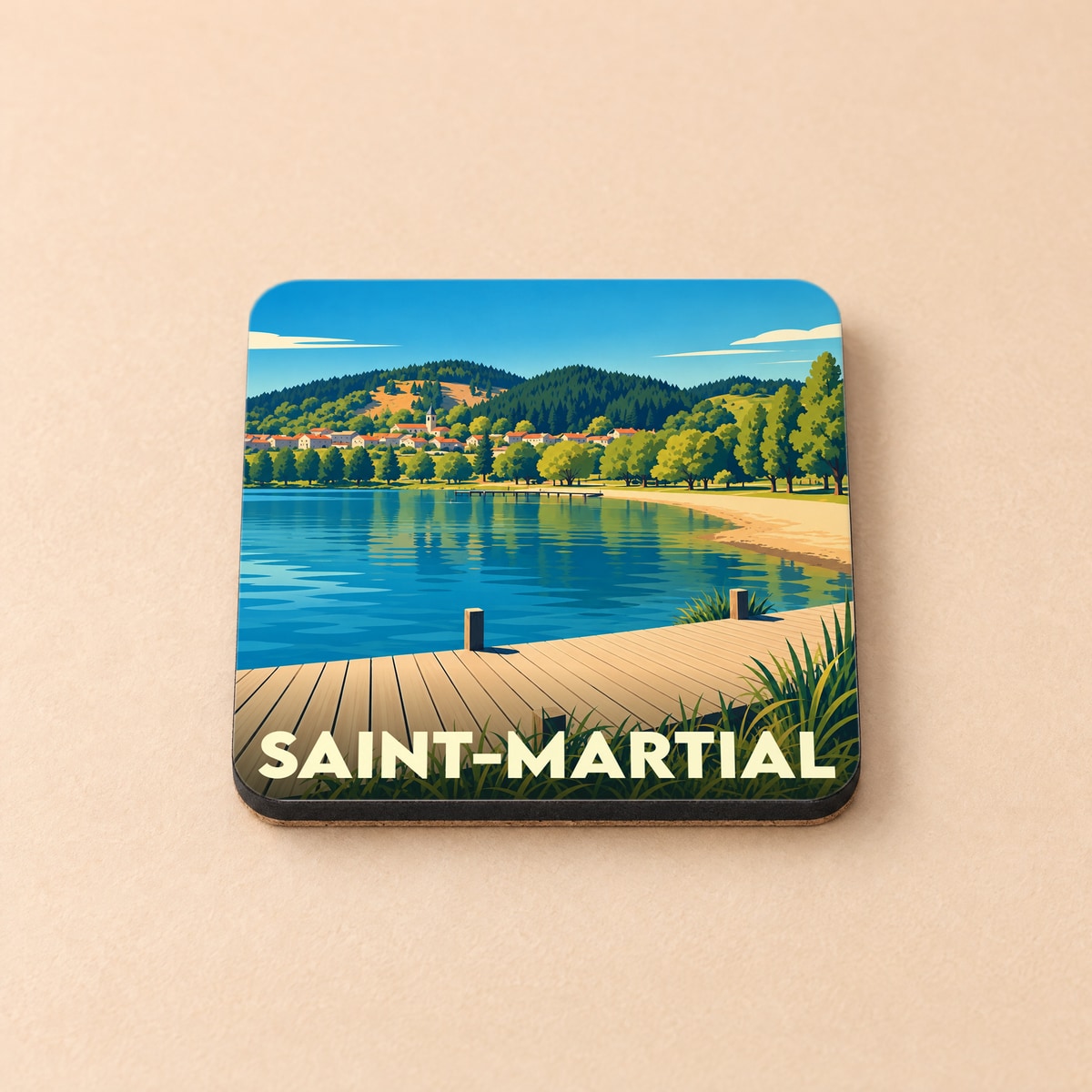 Dessous de verre souvenir de Saint-Martial avec une illustration stylisée d'un lac bordé d'un village et de collines boisées.