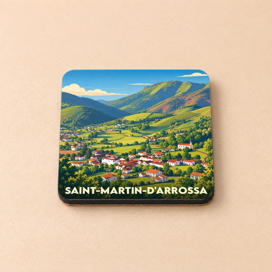 Dessous de verre souvenir de la ville de Saint-Martin-d'Arrossa avec une illustration stylisée d'un paysage de montagne.