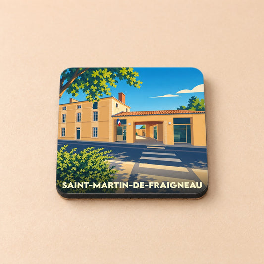Dessous de verre souvenir de la ville de Saint-Martin-de-Fraigneau avec une illustration stylisée.