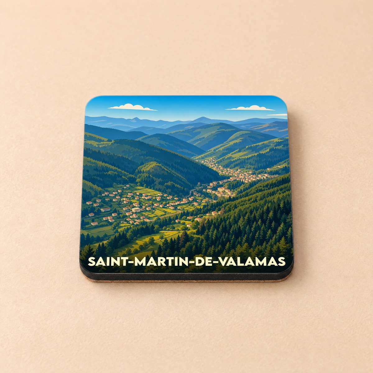 Dessous de verre souvenir de la ville de Saint-Martin-de-Valamas avec une illustration stylisée de sa vallée verdoyante.