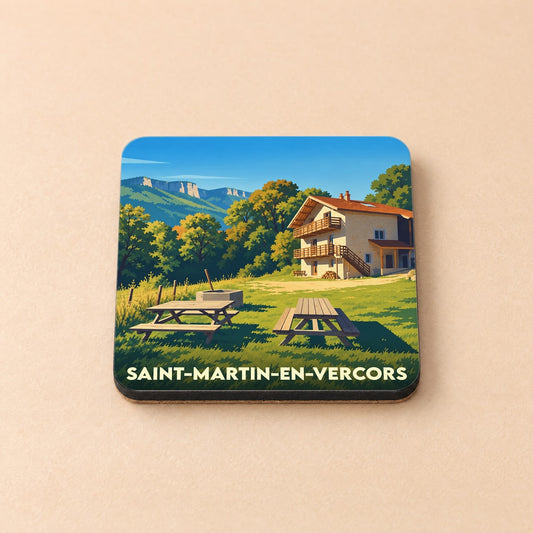 Dessous de verre souvenir de Saint-Martin-en-Vercors illustré d'un paysage de montagne et d'un chalet.