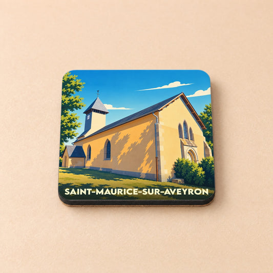 Dessous de verre souvenir de Saint-Maurice-sur-Aveyron avec une illustration stylisée de son église sous un ciel bleu.