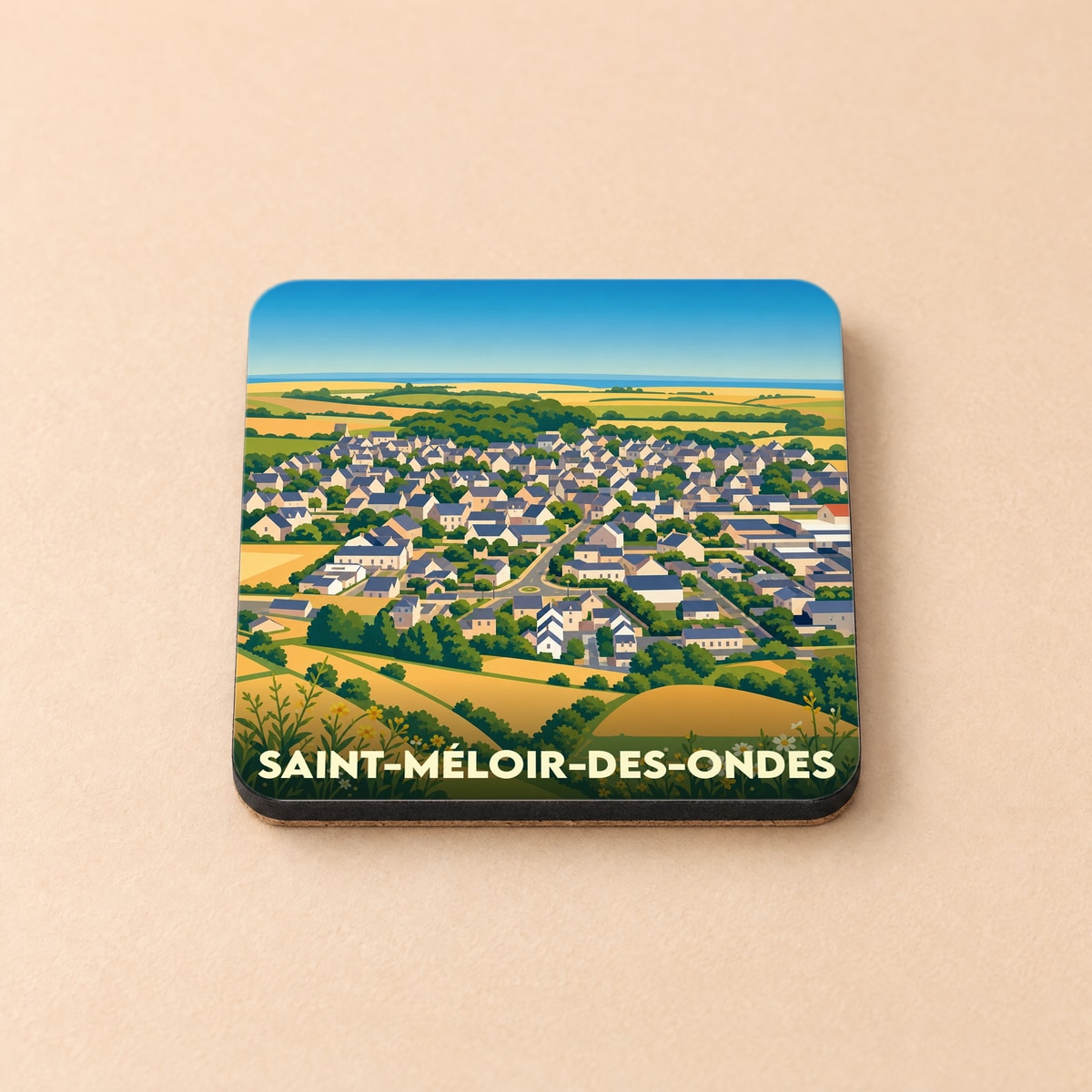 Dessous de verre souvenir de Saint-Méloir-des-Ondes avec une illustration stylisée du village entouré de champs.