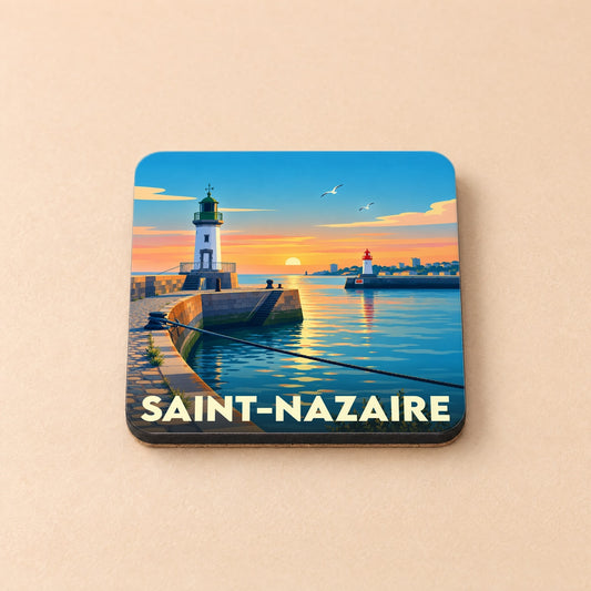 Dessous de verre souvenir de la ville de Saint-Nazaire avec une illustration stylisée d'un phare au coucher du soleil.